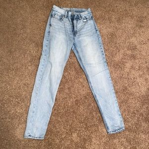 Light-washed AE mom jeans!